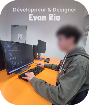 Evan Rio travaillant devant un poste informatique