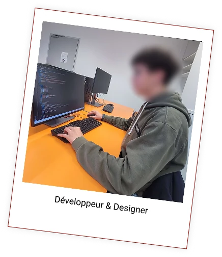 Evan, développeur et designer, devant un poste informatique